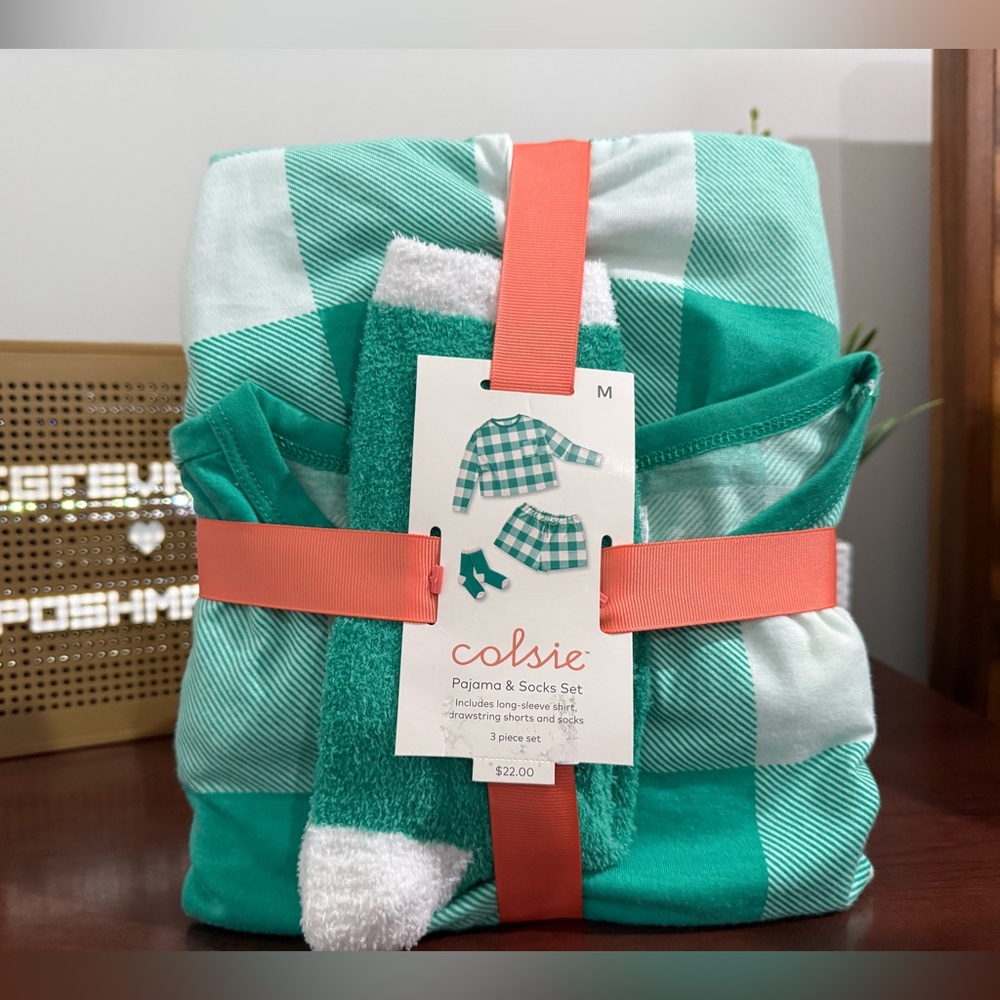 New Colsie Womens pajama & socks set size medium